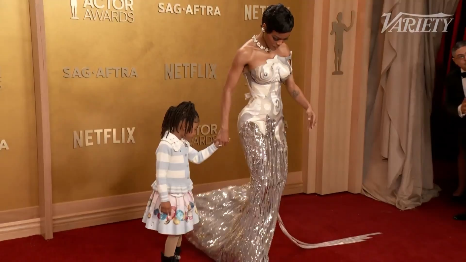 Teyana Taylor’s daughter helps fix her mom’s dress at the 2026 Actor Awards (March 1, 2026)