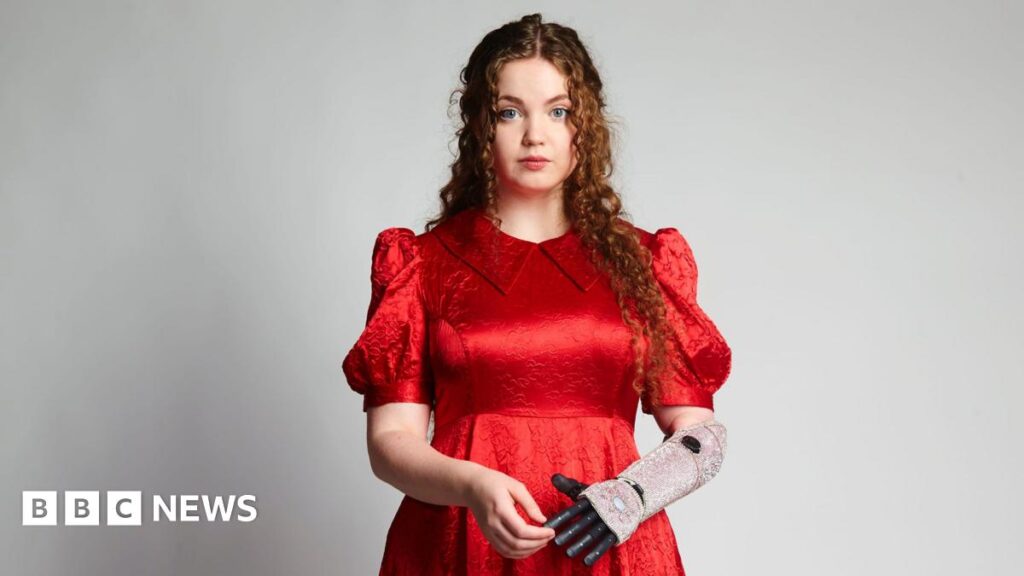 Luke Newton as Colin Bridgerton, Nicola Coughlan as Penelope Featherington in episode 307 of Bridgerton.