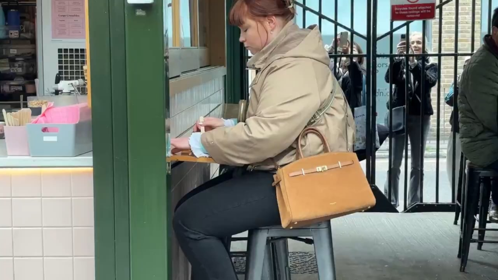 I love this woman's peak dgaf energy, eating her crumble this morning and hardcore ignoring William and Catherine right next to her