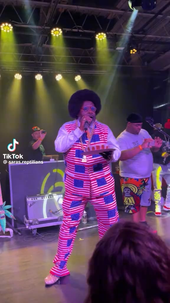 Afroman post court victory, performing “lemon pound cake” while holding a lemon pound cake