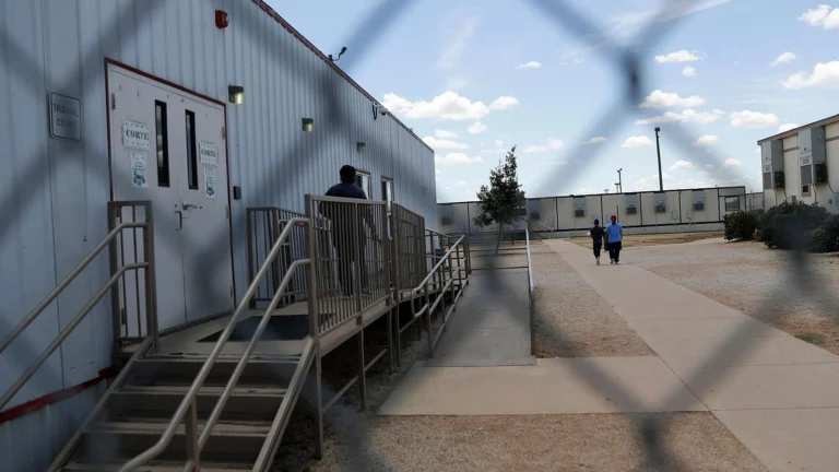 At least 3,500 people have been held at the Dilley Detention Center and more than half are minors. Photo: RTVE.