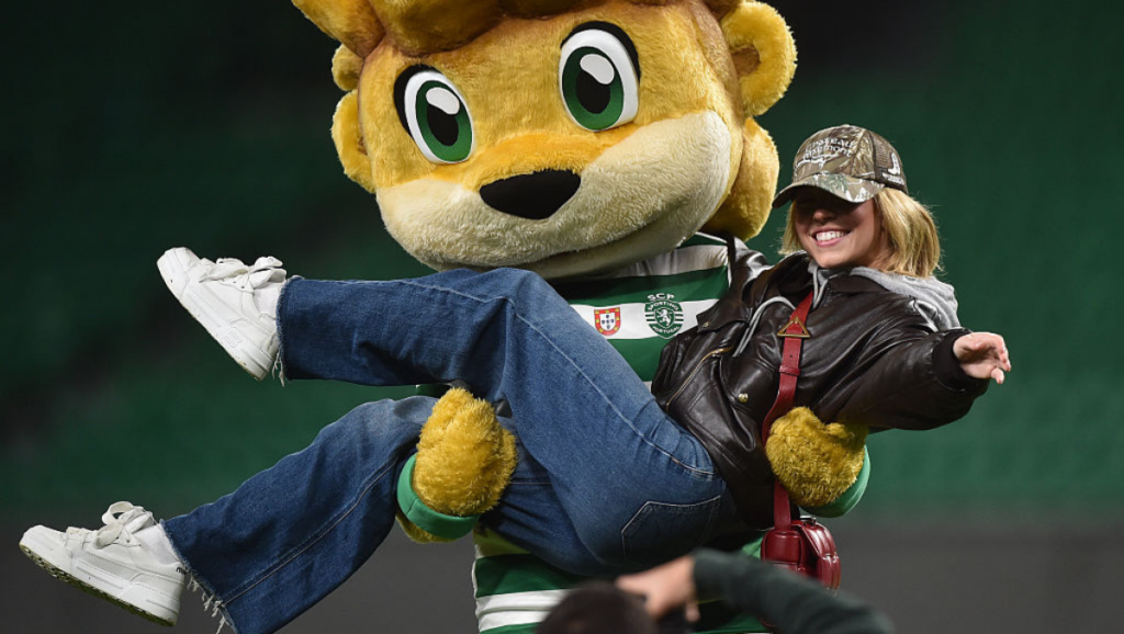 Sydney Sweeney Shows Off (Soccer) Ball-Handling Skills & Fast Food Burger Wars