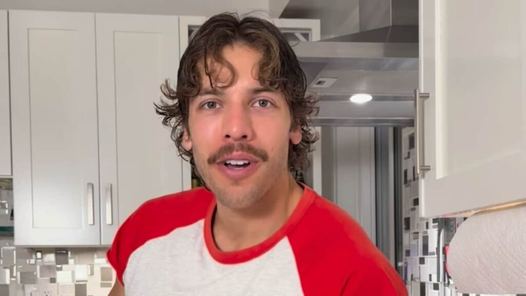 Arnold Schwazarnegger’s son Joe Baena cooks to Luis Miguel before bodybuilding debut Arnold Schwazarnegger's son Joe Baena cooks to Luis Miguel before bodybuilding debut