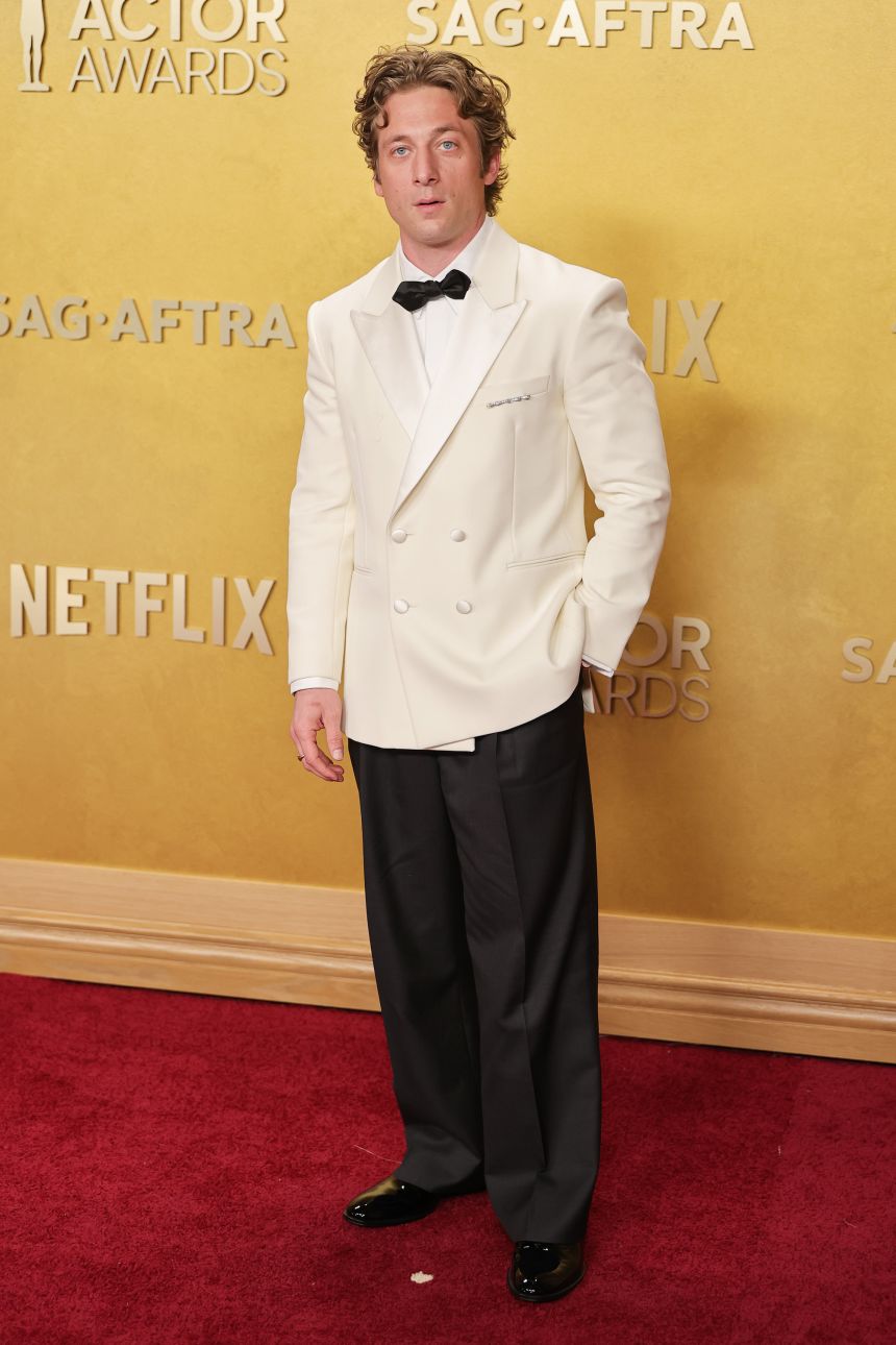 Jeremy Allen White arrived in a custom Louis Vuitton tuxedo featuring a white double-breasted jacket and dark gray pants.
