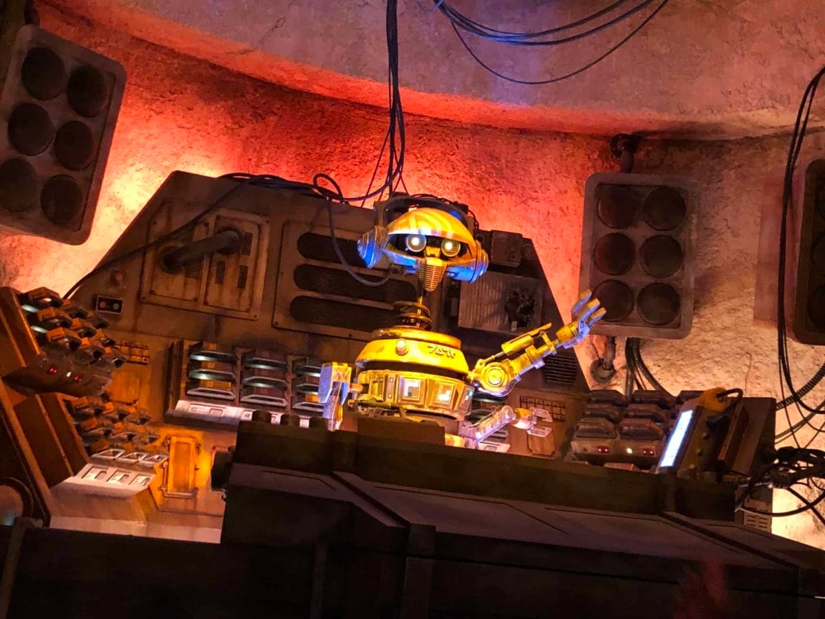DJ R-3X in Oga's Cantina in Star Wars: Galaxy's Edge