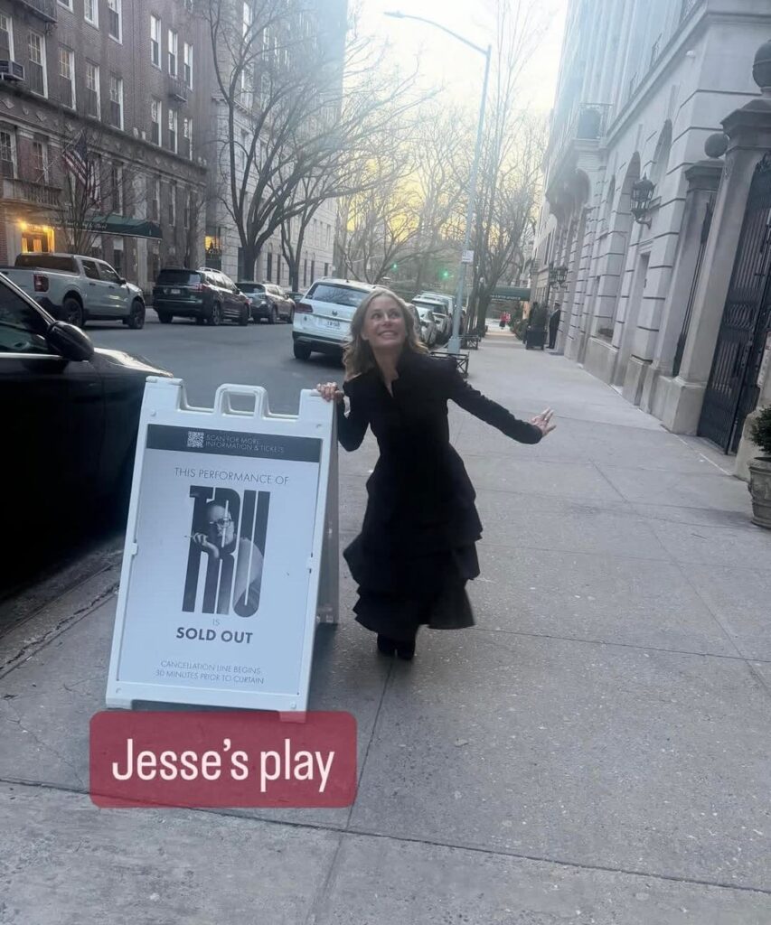Julie Bowen saw her ‘Modern Family’ co-stars Jesse Tyler Ferguson and Sarah Hyland NYC plays on a recent trip
