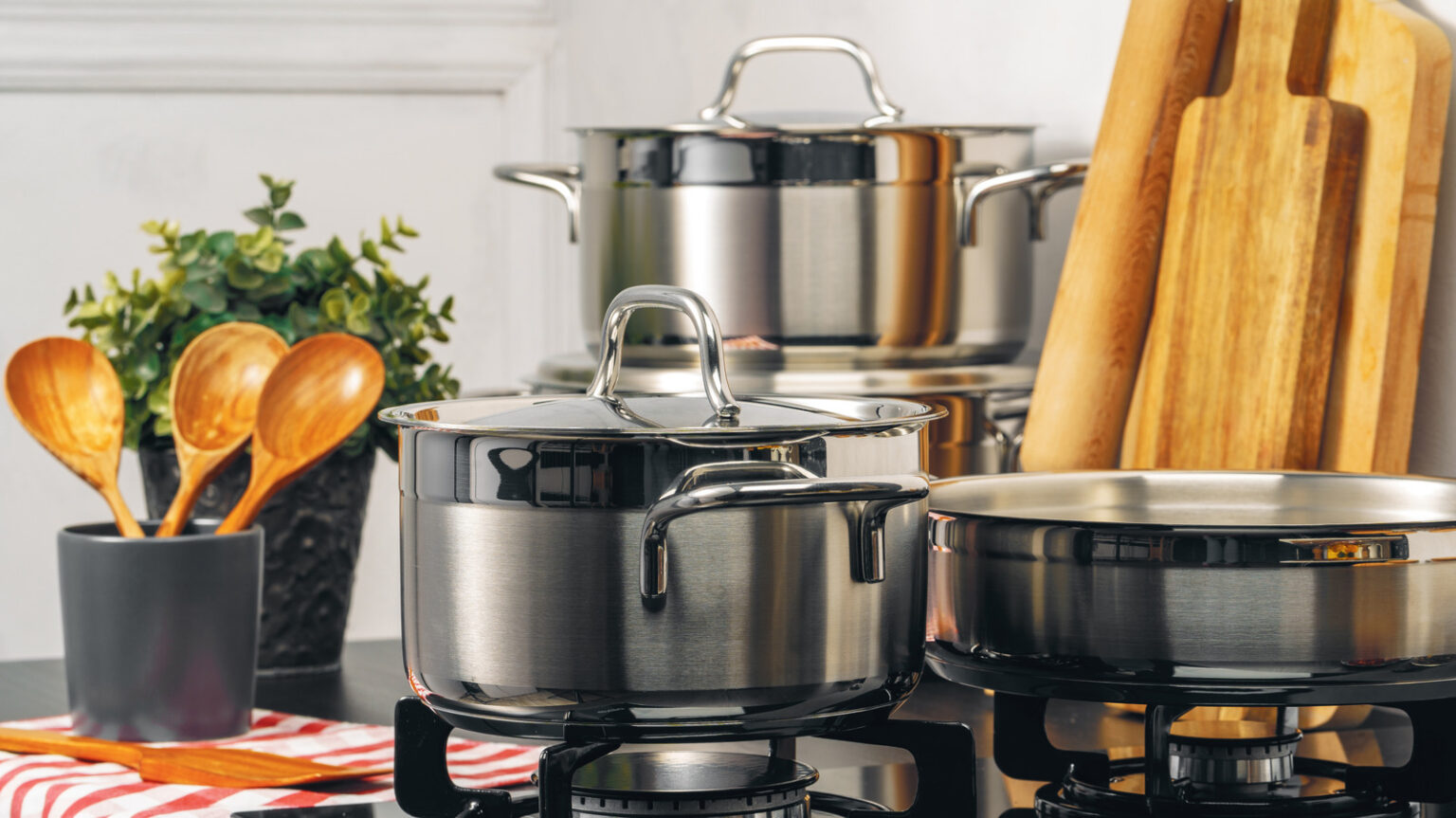 The 5 Best Celebrity-Endorsed Cookware Brands, According To Reviews