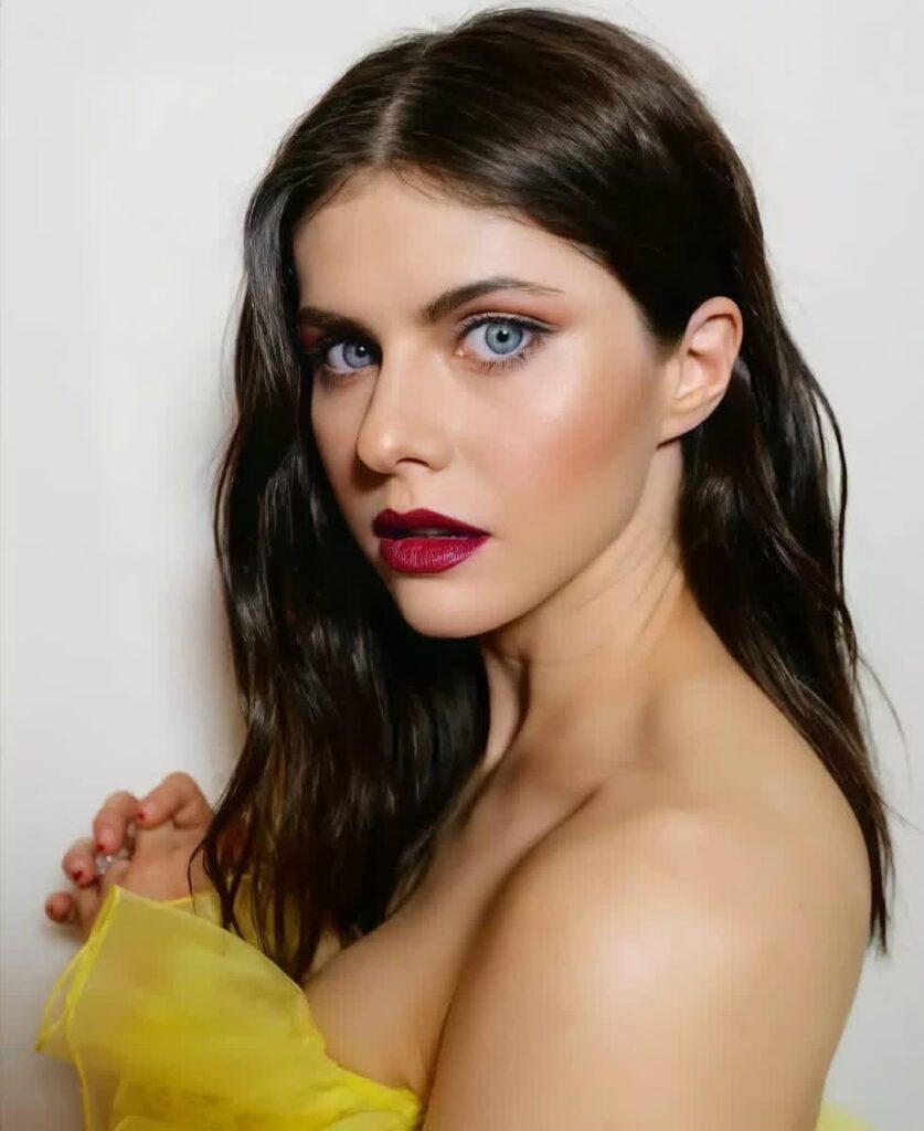 Alexandra Daddario at the GQ Men Of The Year Celebration (November 18, 2021) Alexandra Daddario at the GQ Men Of The Year Celebration (November 18, 2021)