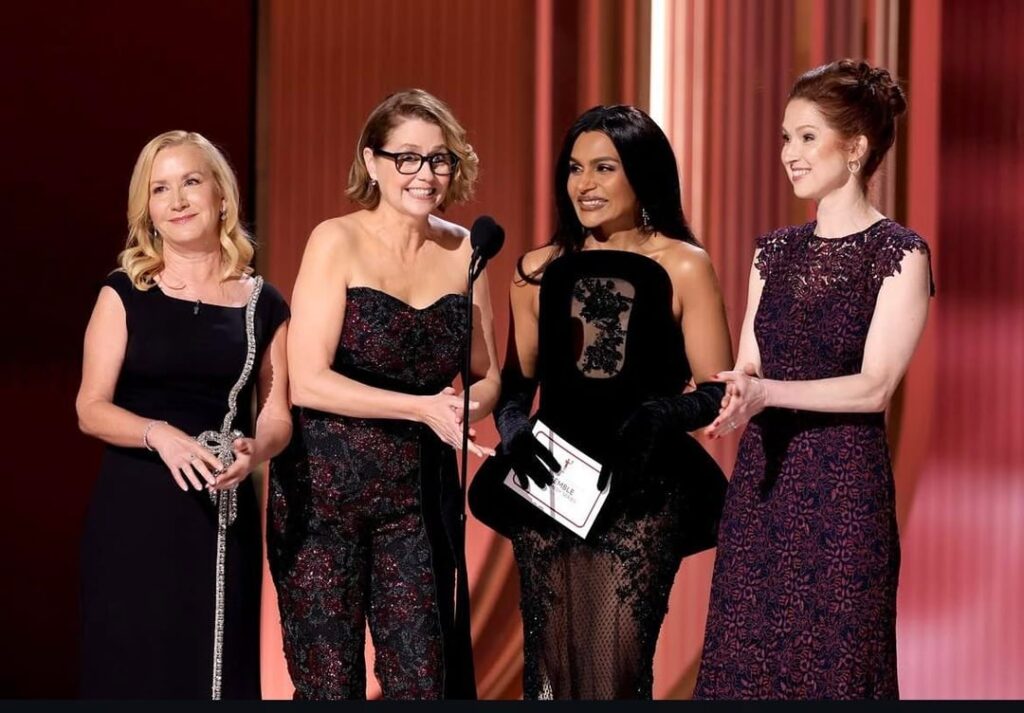 ‘The Office’ girls reunited! The core four presented the Actor Award for Ensemble in a Comedy Series – Mindy Kaling, Jenna Fischer, Angela Kinsey and Ellie Kemper 'The Office' girls reunited! The core four presented the Actor Award for Ensemble in a Comedy Series - Mindy Kaling, Jenna Fischer, Angela Kinsey and Ellie Kemper