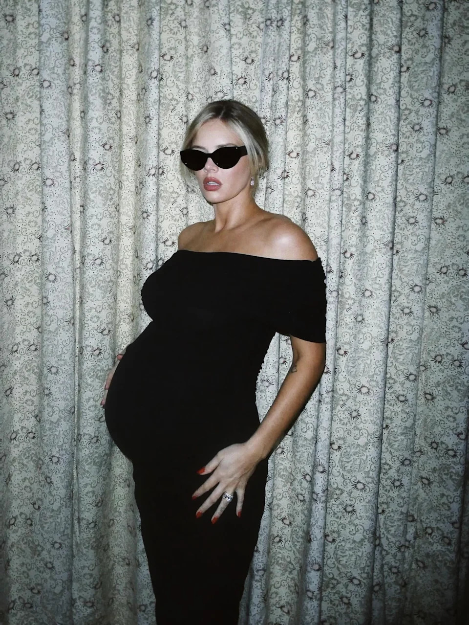 Samara Weaving proves that maternity wear can be effortlessly cool, pairing a sleek black off-the-shoulder dress with statement sunglasses. The star's latest look continues her trend of minimalist yet high-impact fashion choices.