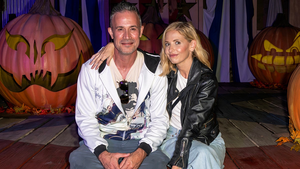 Sarah Michelle Gellar and Freddie Prinze Jr. at Knott's Scary Farm in 2023