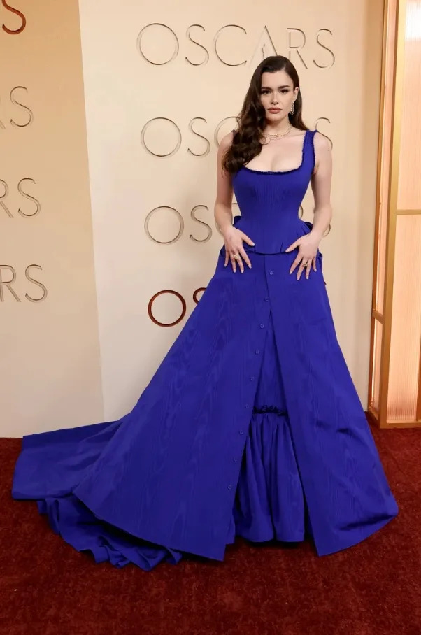 Barbie Ferreira stood out on the 2026 Oscars red carpet in a structured royal blue gown designed by Zac Posen for Gap Studio.