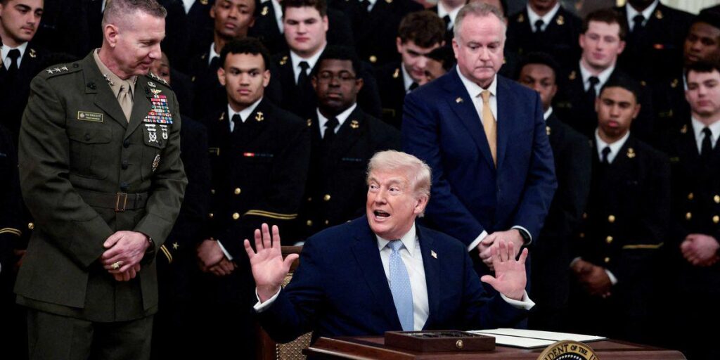 ‘Yikes’: Trump mocked as he ‘strains to sit’ after boasting he may live to see 200 'Yikes': Trump mocked as he 'strains to sit' after boasting he may live to see 200