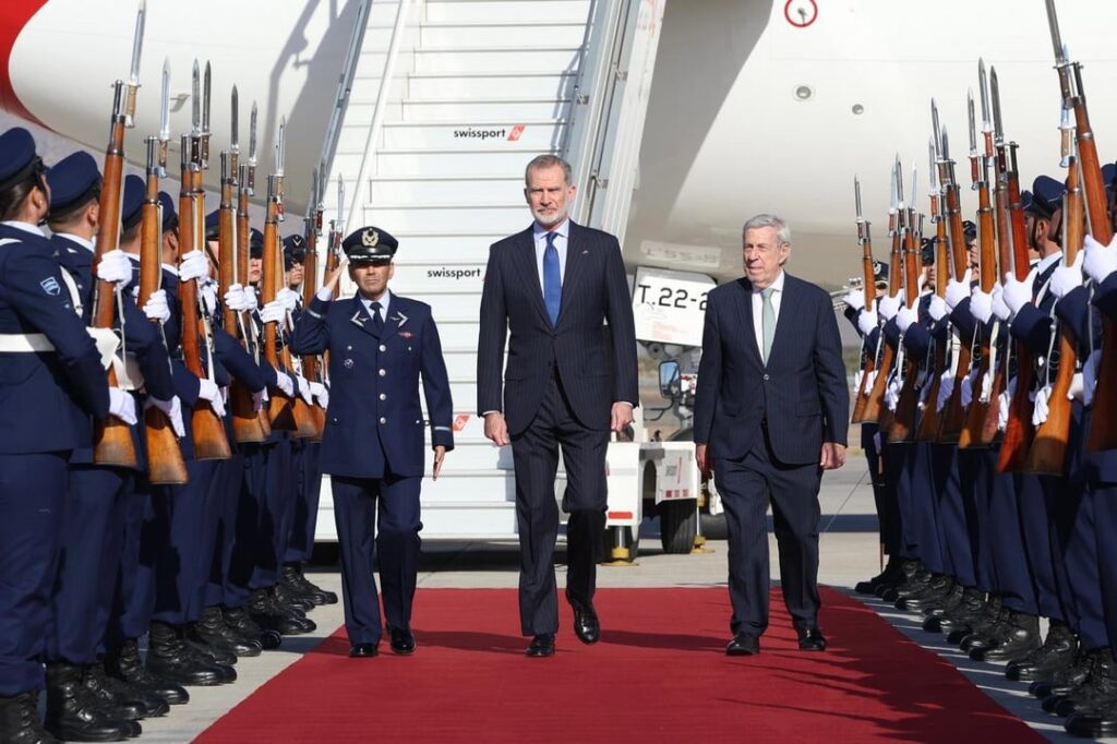 King Felipe VI received by the Foreign Minister, Alberto van Klaveren, at Merino Benítez International Airport, Chile. March 10, 2026.