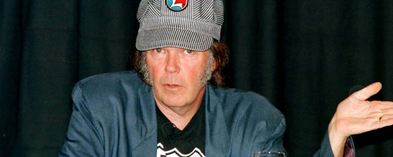 Neil Young Said He Had “No Idea” What His Song Was About When Dolly Parton Called To Ask, Much to Her Amusement Neil Young Said He Had “No Idea” What His Song Was About When Dolly Parton Called To Ask, Much to Her Amusement