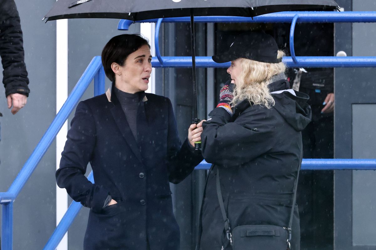 Line Of Duty's Detective Inspector (formerly Detective Constable/Sergeant) Kate Fleming (Vicky McClure) filming in Belfast today.

Filming took place on Corporation St. at the old derelict tax office that is used as a police station