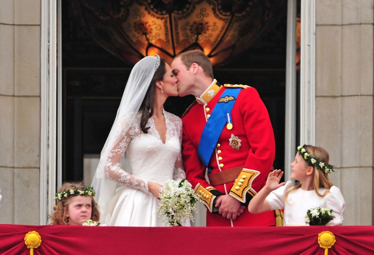 Prince William, Duke of Cambridge and Catherine, Duchess of Cambridge kiss on the balcony of Buckingham Palace on April 29, 2011