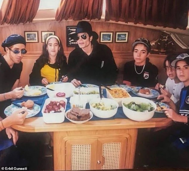 Michael Jackson eats with members of the Cascio family, who for decades occupied a place at the heart of the singer's inner circle