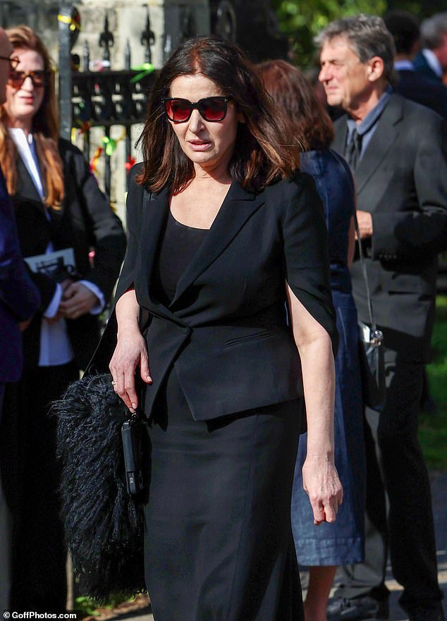 The star, who is a long-time friend of Robert, was dressed in all black for the occasion