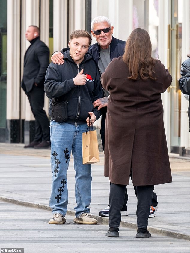 Wayne also made time for fans who had approached him for a selfie and chat during his shopping trip