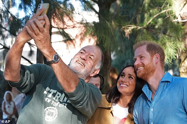 The couple stopped for selfies on the famous Scar Tree Walk