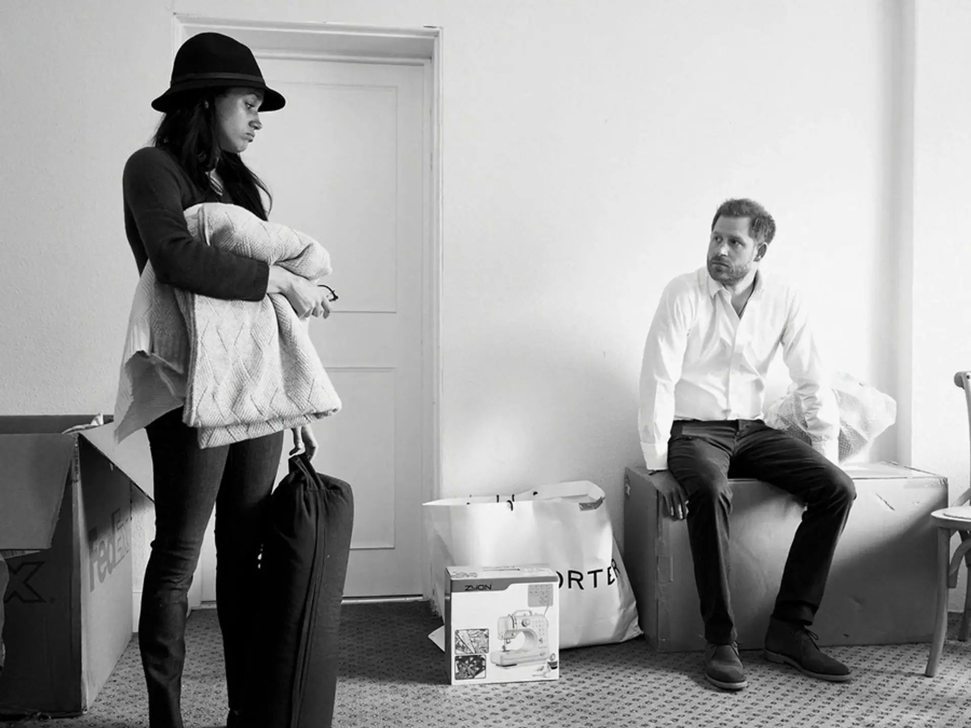 Harry and Meghan packing suitcases/ Source: Netflix