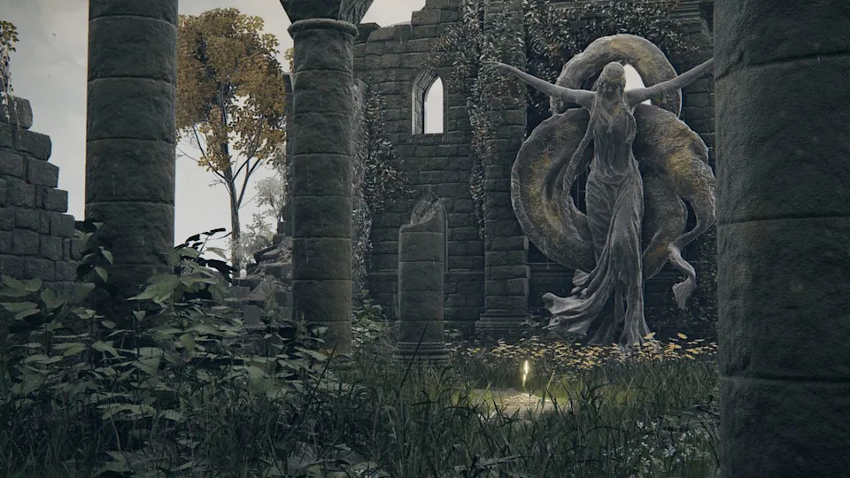  A statue of Queen Marika in Elden Ring. 