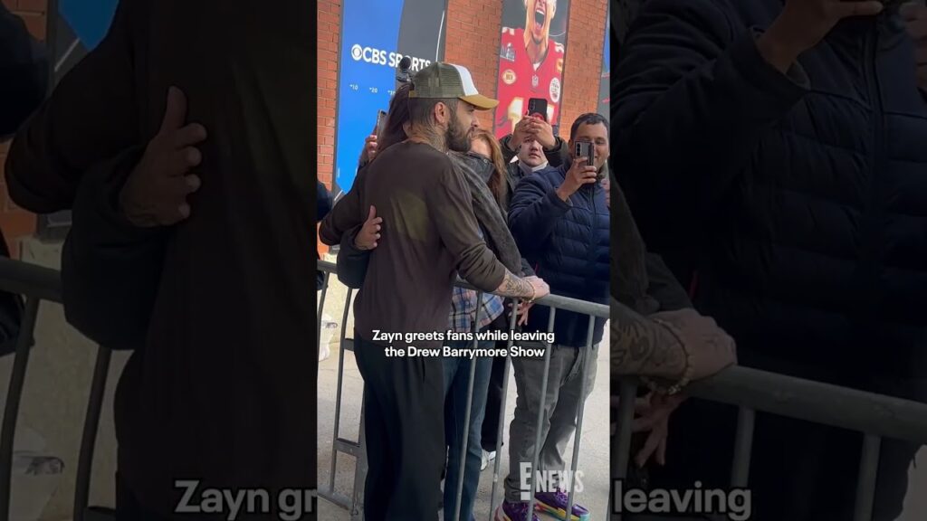 Zayn Malik greets fans in New York after filming the Drew Barrymore Show. 🤩