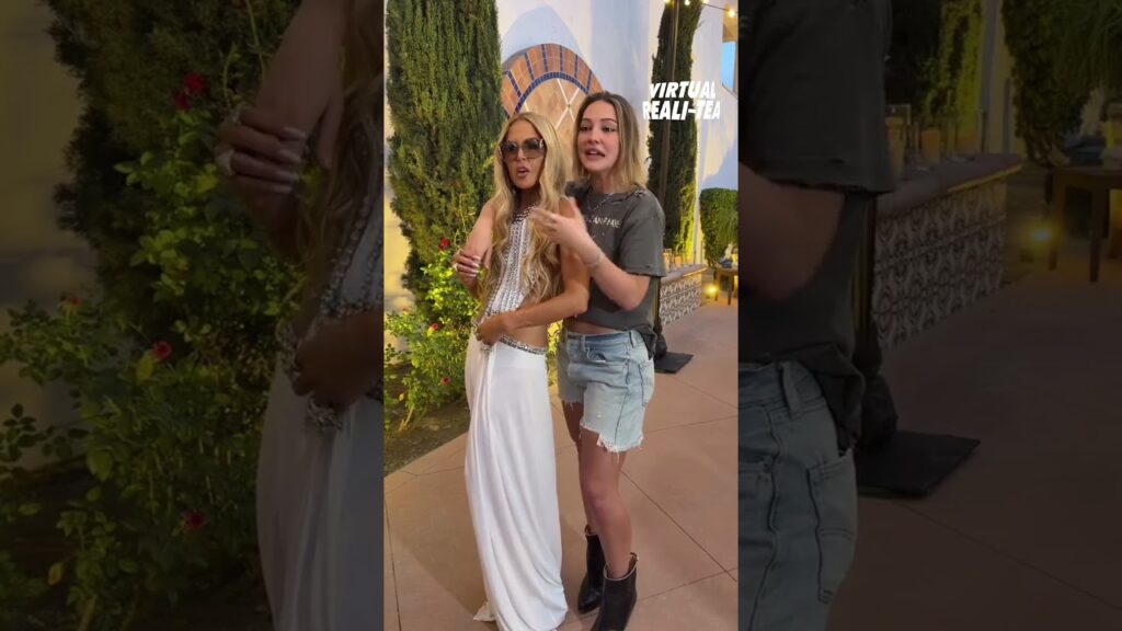 Rachel Zoe explaining “mogging” while posing next to Madelyn Cline 😂 | Virtual Reali-Tea #shorts