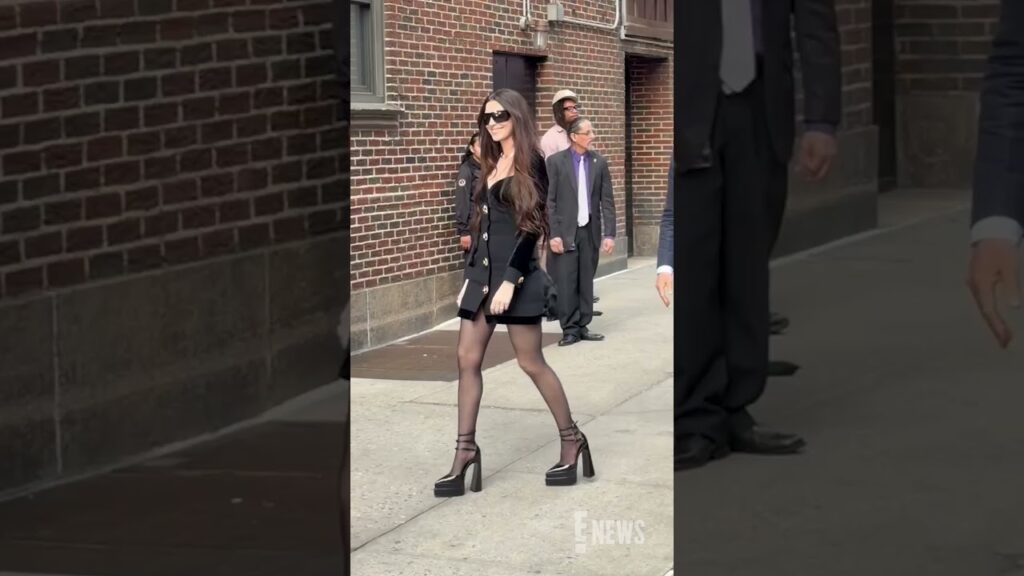 Anne Hathaway in New York? Shut up! 👑 (🎥: @JPASC24)