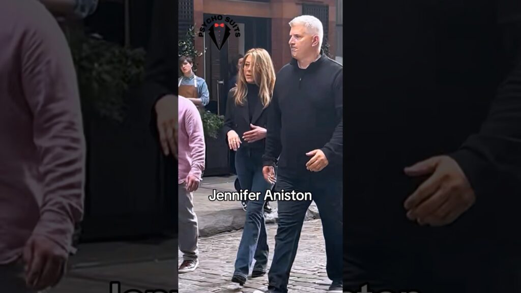 Jennifer Aniston Walking With $500,000 Bodyguards #jenniferaniston