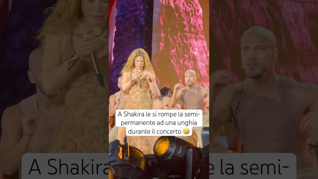 A Shakira le si rompe la semi-permanente ad una unghia durante il concerto 🤣