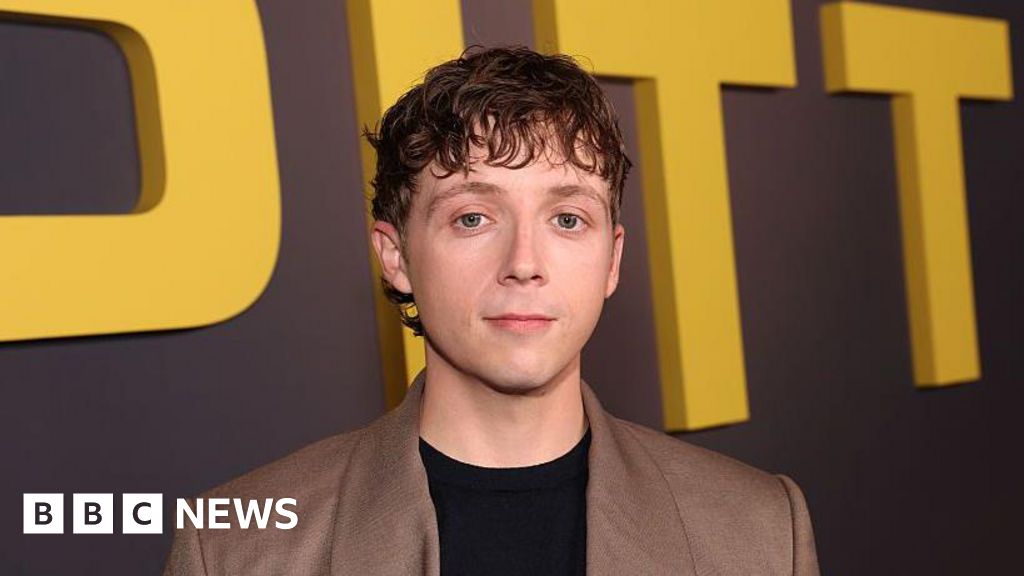 The Pitt star on 'graphic' reality of hit show and rumours Clooney helped him get role - BBC