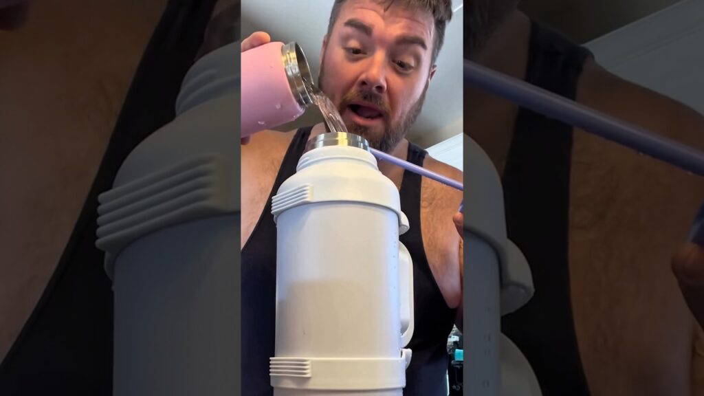 This father was shocked by her daughter’s choice of water bottle 💦😅
