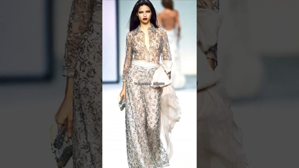 Class is in session. Adriana Lima showing how it’s done in 2000 vs 2017 #adrianalima #versace