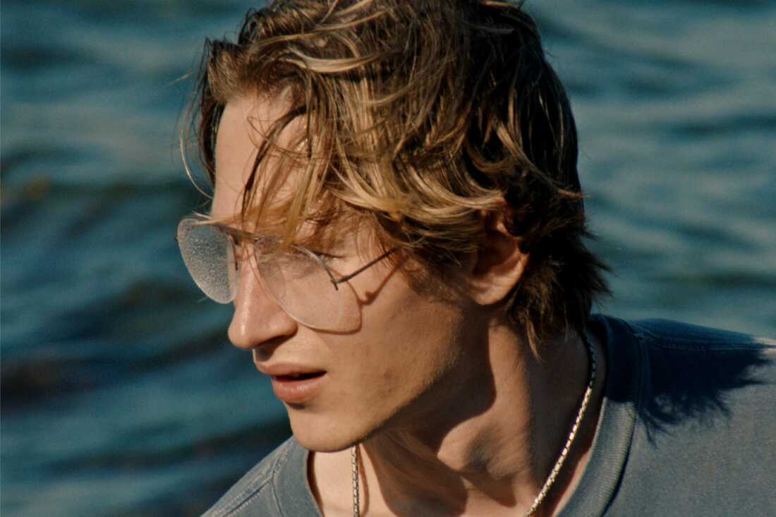 Edik Beddoes as Jeremy, Sasha's older brother.