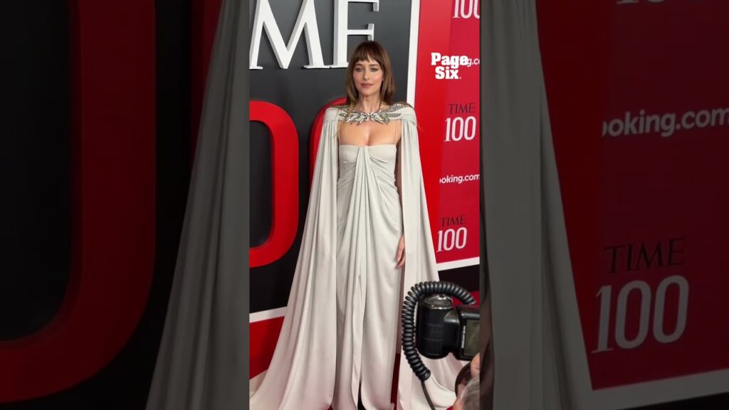 JENNIE and Dakota Johnson chatted before posing on the TIME100 Gala carpet in NYC 🖤🩶 #shorts