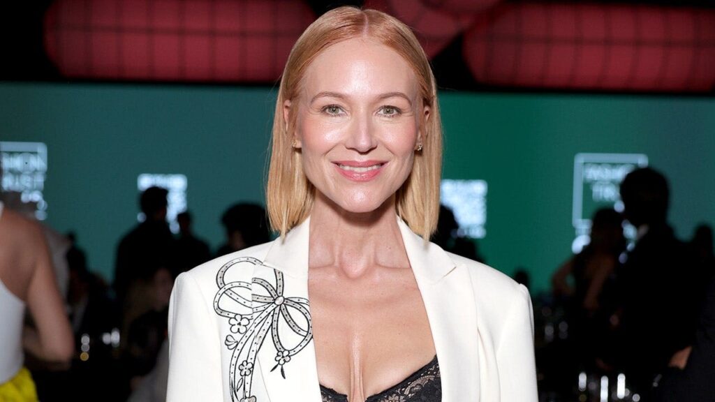 Jewel says Alaska upbringing with no electricity kept her grounded