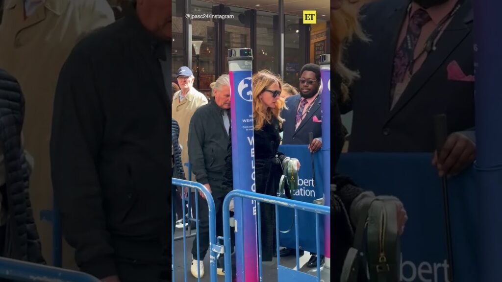 Julia Roberts and Danny Moder Attend Broadway Show 'Proof' #juliaroberts #proof