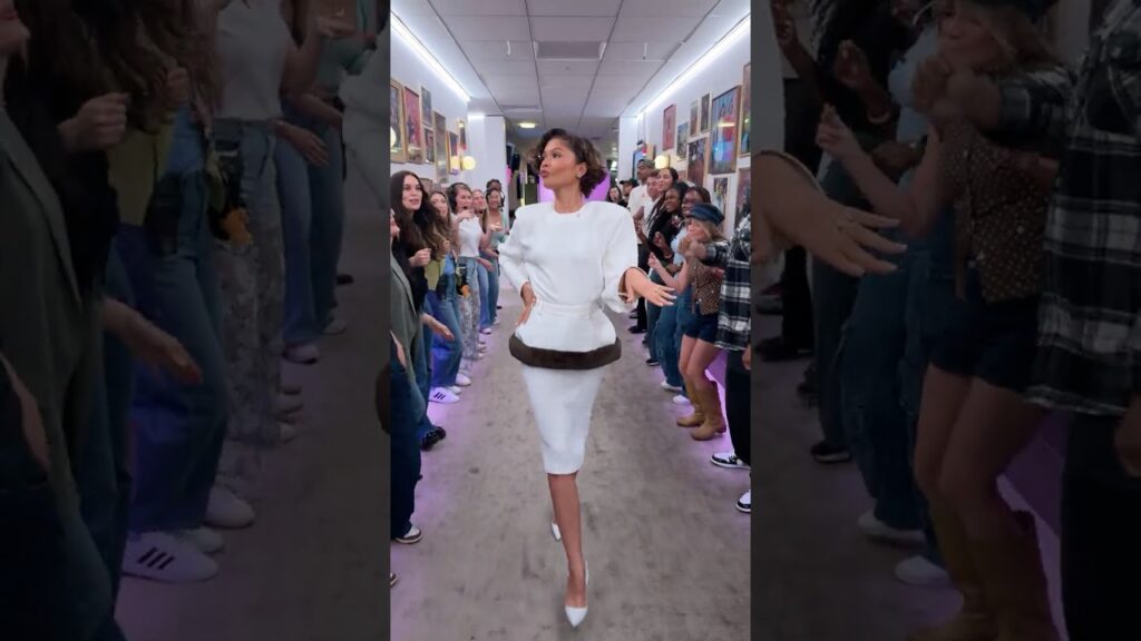 We’re putting Zendaya’s Spirit Tunnel on REPLAY! We’re putting Zendaya’s Spirit Tunnel on REPLAY!