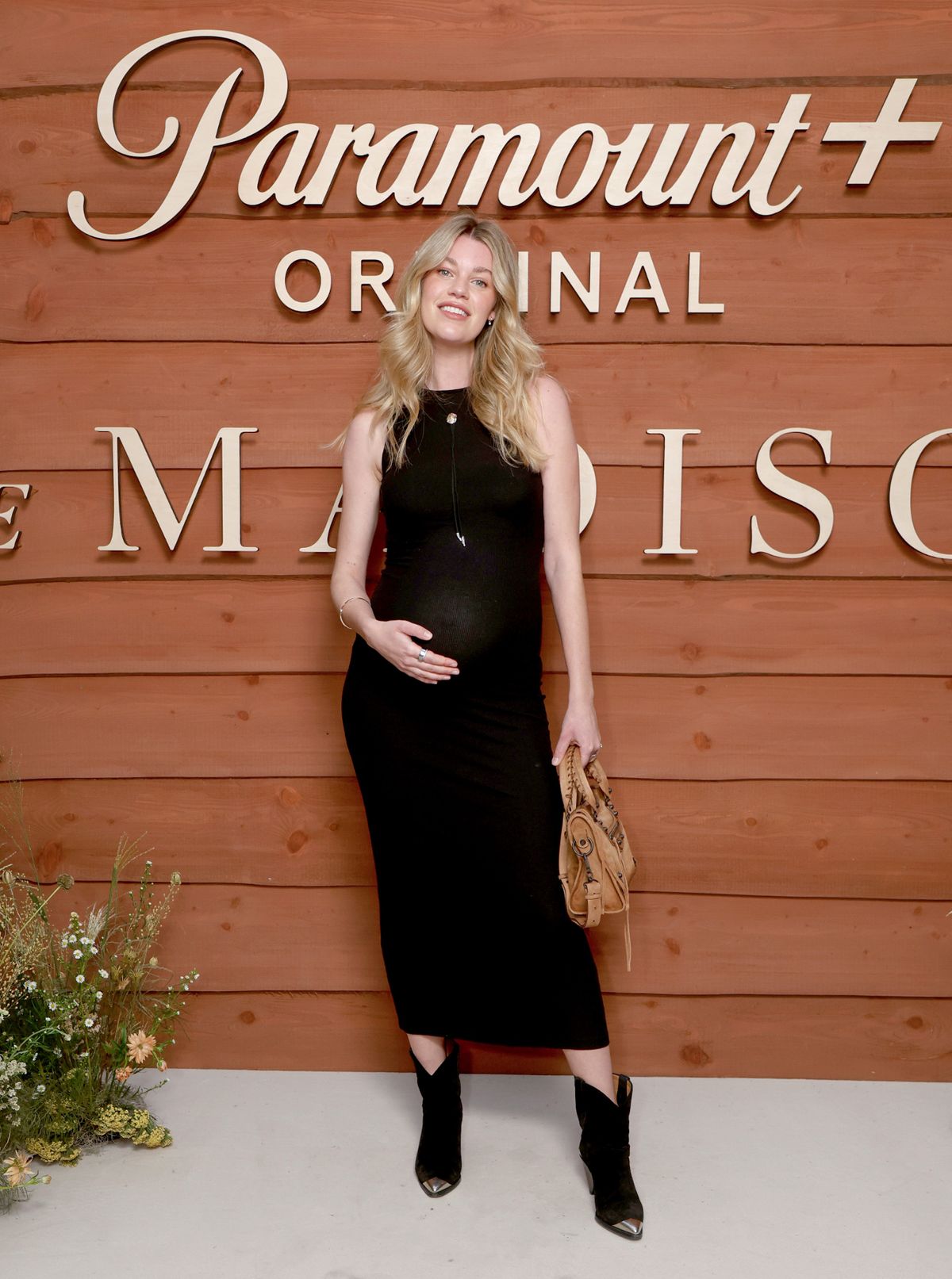 hannah cooper pregnant in black