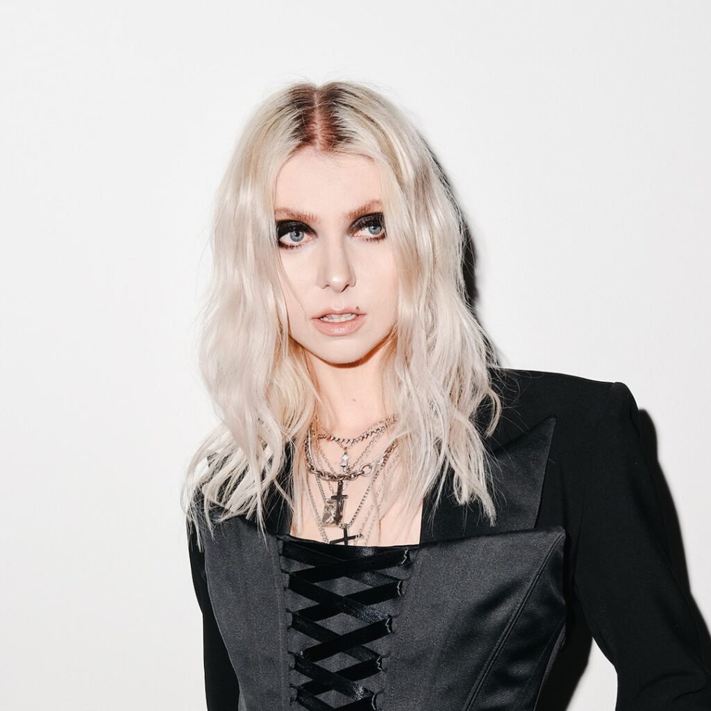 Taylor Momsen Hospitalized After Suffering Poisonous Spider Bite - E! News