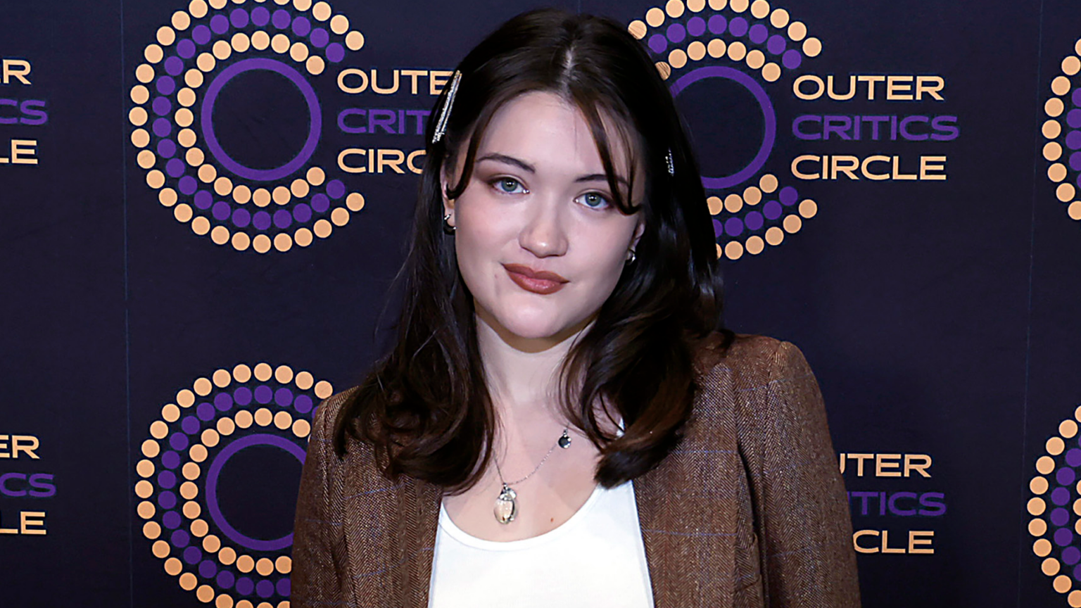 Isa Briones styled dark, low-rise jeans with a white tank top, brown blazer, and matching pumps