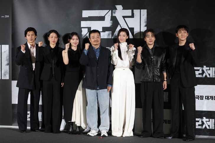 From left, actors Go Soo, Kim Shin-rok, Shin Hyun-been, director Yeon Sang-ho, actors Jun Ji-hyun, Koo Kyo-hwan and Ji Chang-wook pose during a press conference for the upcoming movie 'Colony' at a theater in Seoul, Monday. Yonhap
