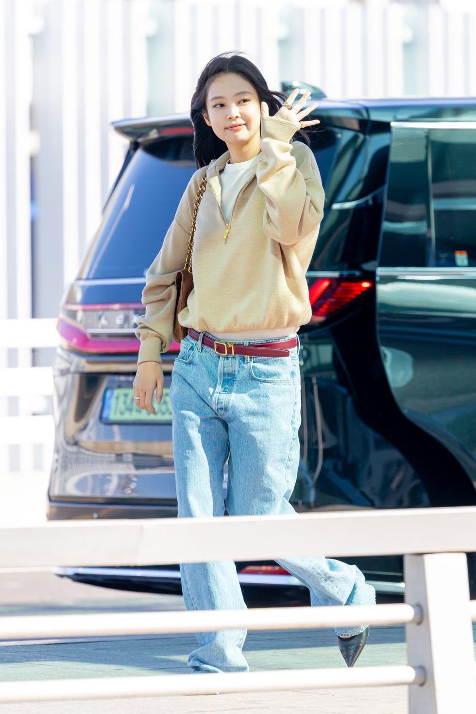 jennie airport outfit