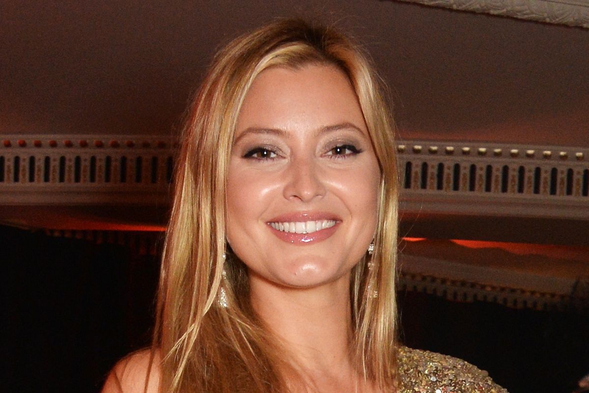 Holly Valance has been photographed without her wedding ring on
