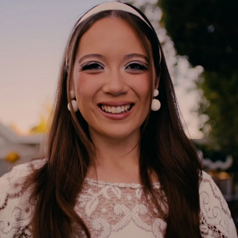  Laufey dropped her "Madwoman" music video, starring Lola Tung, Alysa Liu, and Hudson Williams in '60s-inspired mod outfits. 