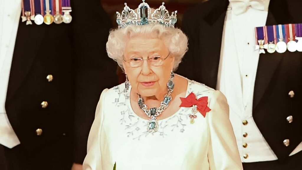 Queen Elizabeth broke royal protocol by eating with her hands in unexpected moment Queen Elizabeth broke royal protocol by eating with her hands in unexpected moment