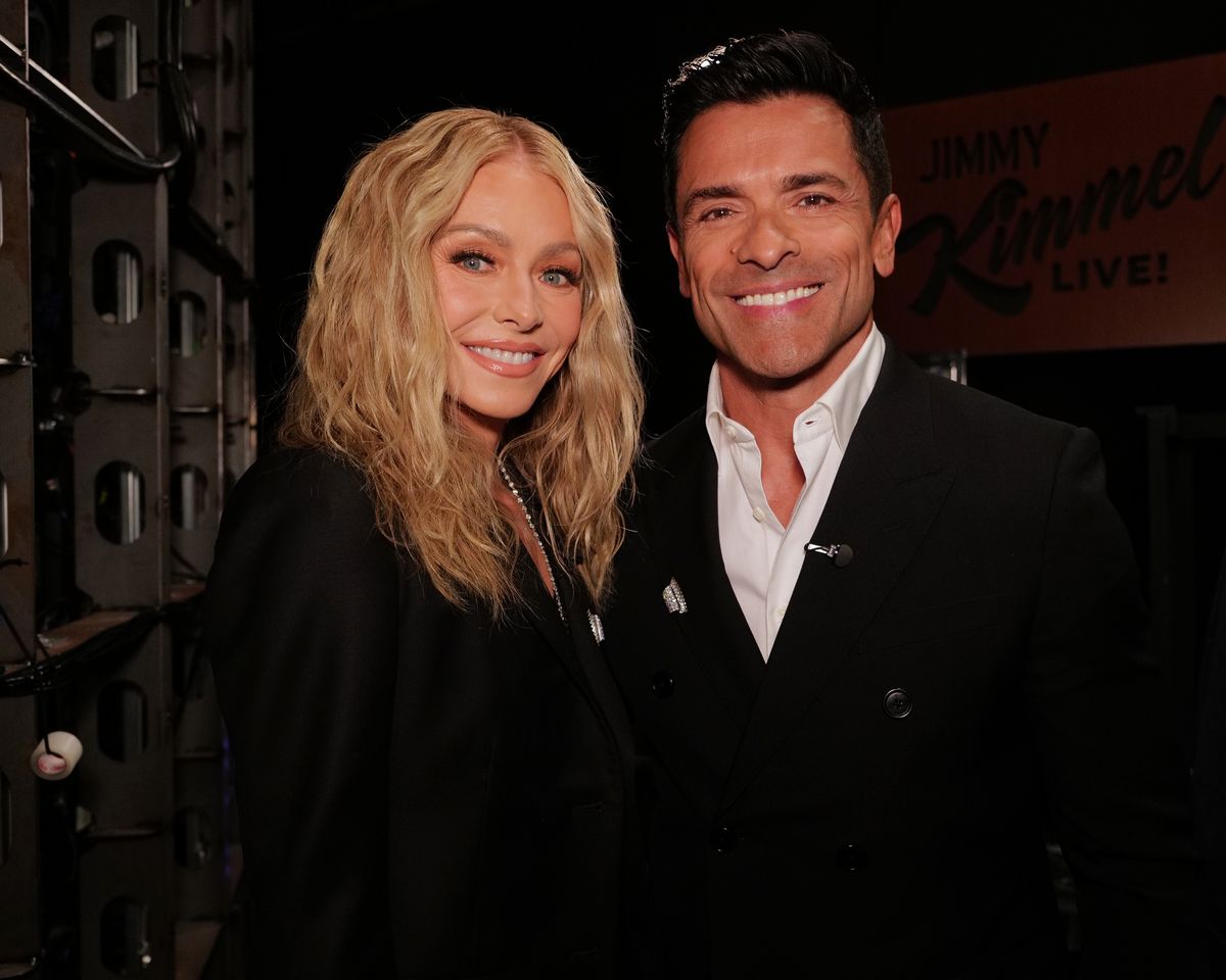 Kelly Ripa jokes about age gap with Mark Consuelos: 'I resent the fact that you just aren't aging'