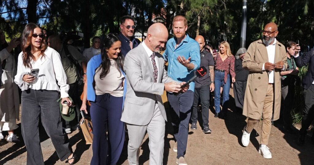 Prince Harry forced to step in to protect Meghan as they're 'ambushed' | Royal | News